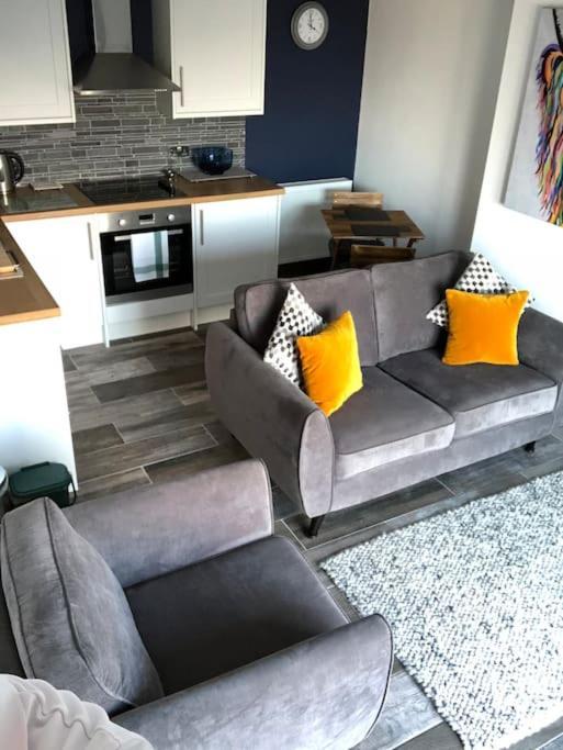 Mumbles - Modern Apartment With Panoramic Sea Views Oystermouth Kültér fotó